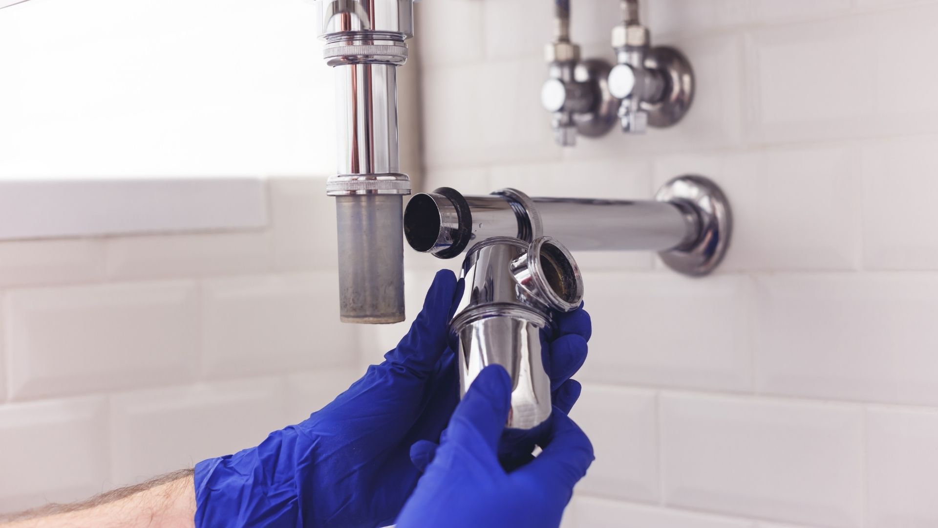 ¿Cómo evitar malos olores en el baño? La función de trampas, sumideros y registros